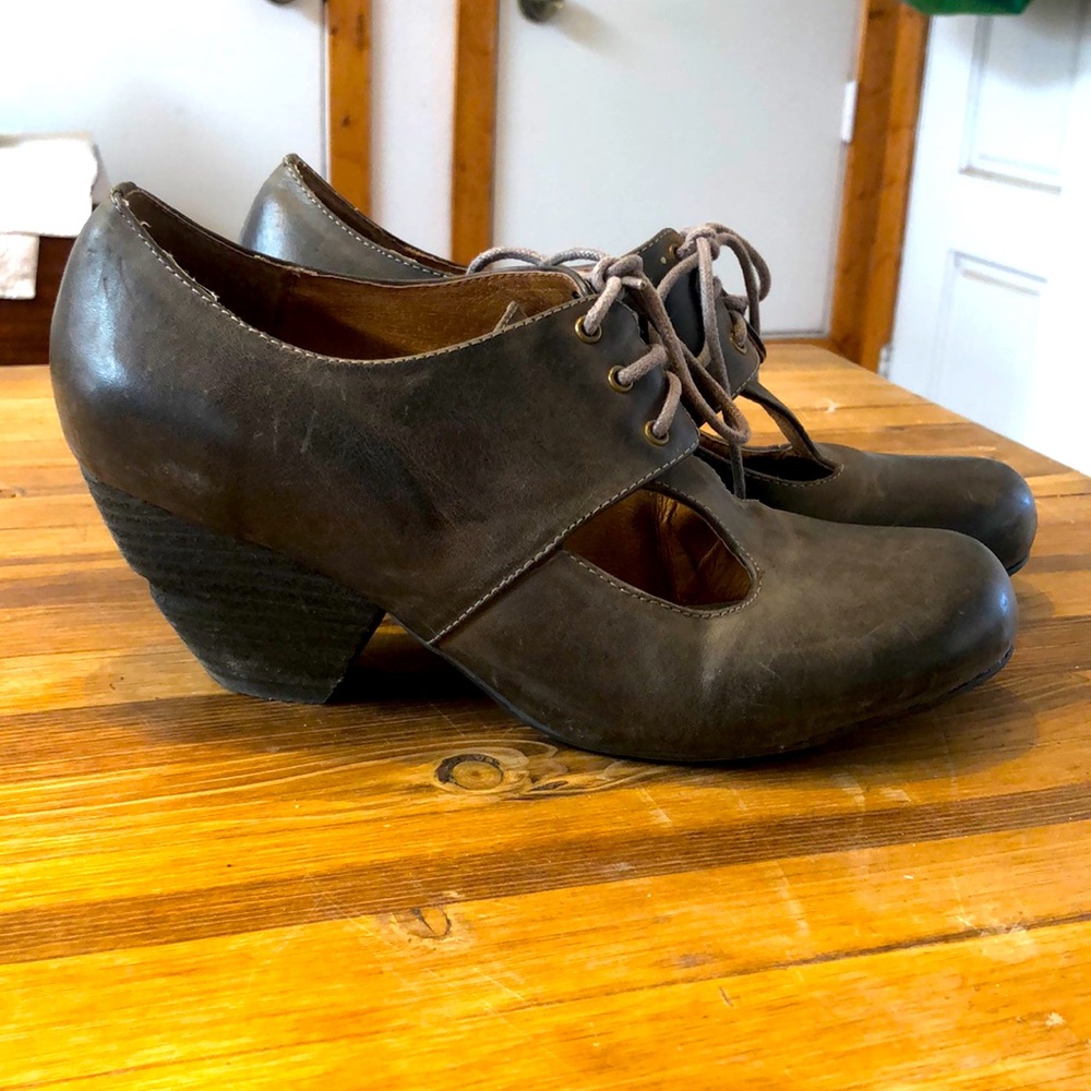 Mix Mooz grey leather Oxford style cut out heels